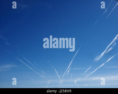 Più memoria persistente non-spreading contrails da più aerei stretching radialmente attraverso il cielo blu sopra Cumbria Inghilterra England Regno Unito Foto Stock