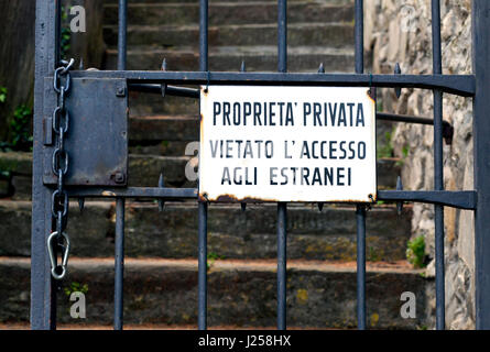 Immagine vintage di "proprietà privata" segno in italiano su una barra di ferro cancello Foto Stock