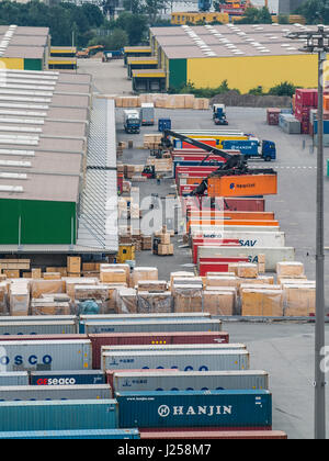 Contenitore di confezionamento a CTT Container Terminal Tollerort nel porto di Amburgo, Germania. Foto Stock