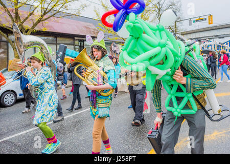 Il favoloso Carnevale Band si esibisce presso la Giornata della Terra parata e Festival, Vancouver, British Columbia, Canada Foto Stock