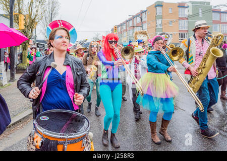 Il favoloso Carnevale Band si esibisce presso la Giornata della Terra parata e Festival, Vancouver, British Columbia, Canada Foto Stock