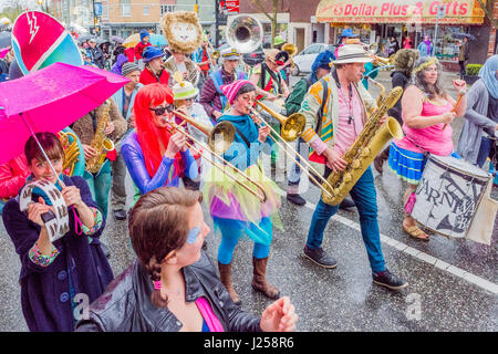 Il favoloso Carnevale Band si esibisce presso la Giornata della Terra parata e Festival, Vancouver, British Columbia, Canada Foto Stock