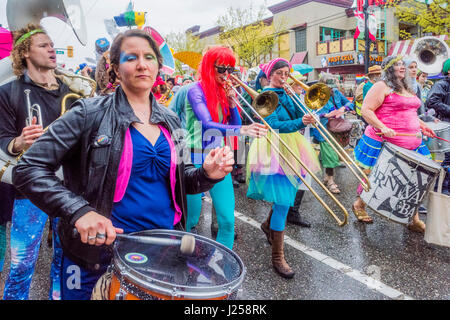 Il favoloso Carnevale Band si esibisce presso la Giornata della Terra parata e Festival, Vancouver, British Columbia, Canada Foto Stock