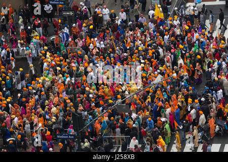 La religione sikh parata del giorno su Madison Avenue a New York, Stati Uniti d'America Foto Stock