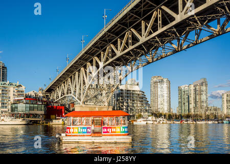 Aquabus traghetti passeggeri, False Creek, Vancouver, British Columbia, Canada. Foto Stock