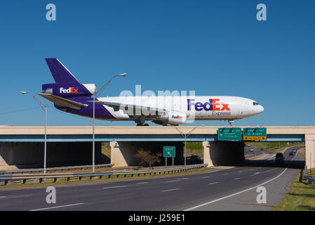 FedEx jet su pista di rullaggio ponte sul terminale della strada di accesso all'Aeroporto Internazionale di Memphis a Memphis, Tennessee, Stati Uniti d'America. Foto Stock