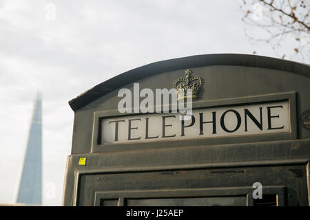 London Telefono Cabine con il Coccio in background Foto Stock