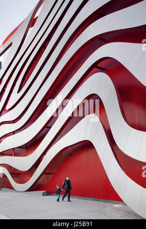 Dettaglio dei nastri di acciaio nella parte anteriore del dipinto di rosso rainscreen. Petersen Automotive Museum di Los Angeles, Stati Uniti. Architetto: Kohn Pedersen Fox Assoc Foto Stock