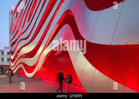 Dettagli di nastri di acciaio nella parte anteriore accesa rainscreen al crepuscolo. Petersen Automotive Museum di Los Angeles, Stati Uniti. Architetto: Kohn Pedersen Fox Foto Stock