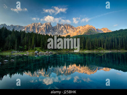 Il lago con la montagna paesaggio forestale, Lago di Carezza Foto Stock