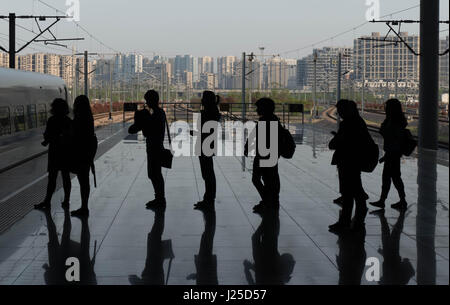 I passeggeri in attesa di salire a bordo di un treno in Hangzhou, Cina Foto Stock