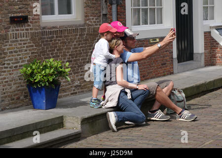 Famiglia giovane tenendo selfies a Veere, Paesi Bassi Foto Stock