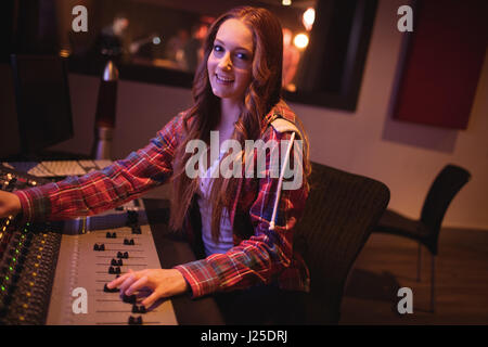 Ritratto di donna ingegnere audio con mixer audio in studio di registrazione Foto Stock