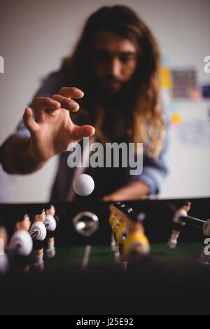 Concentrate l uomo tavolo da gioco del gioco del calcio Foto Stock