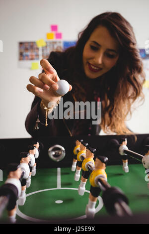 Donna concentrato tavolo da gioco del gioco del calcio Foto Stock