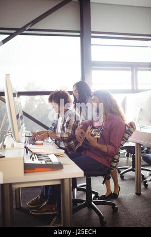 Due tecnici del suono che lavorano insieme in studio Foto Stock