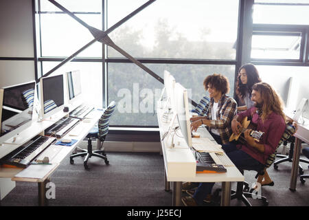 Due tecnici del suono che lavorano insieme in studio Foto Stock