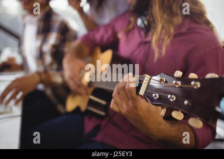 Due tecnici del suono che lavorano insieme in studio Foto Stock