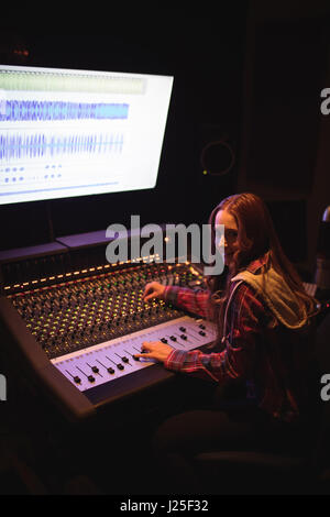 Ritratto di donna ingegnere audio con mixer audio in studio di registrazione Foto Stock