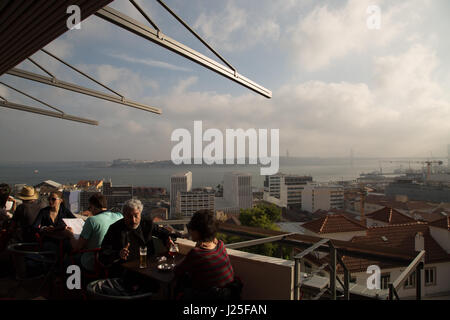 Vista di Lisbona, Portogallo da una terrazza ristorante. Foto Stock
