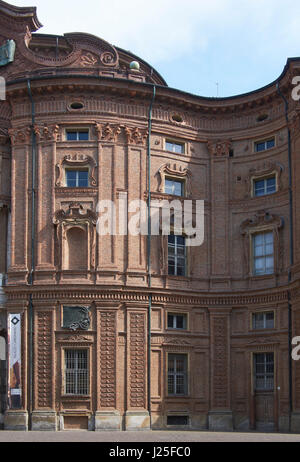 Palazzo Carignano di Torino, vista in dettaglio del fronte ovest. Progettato per Emmanuel Philibert, principe di Carignano di Guarino Guarini (1623-1683). Foto Stock