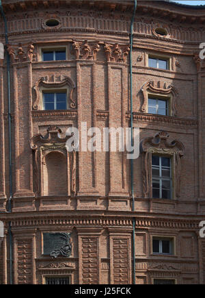 Palazzo Carignano di Torino, vista in dettaglio del fronte ovest con finestra distintivo circonda. Progettato da Guarino Guarini Foto Stock