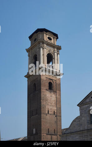 Il campanile del duomo, la Cattedrale di San Giovanni Battista, Torino, Italia. Torre in mattoni di seguito, 1468-1470 costruita dal vescovo Giovanni de Compey. Foto Stock