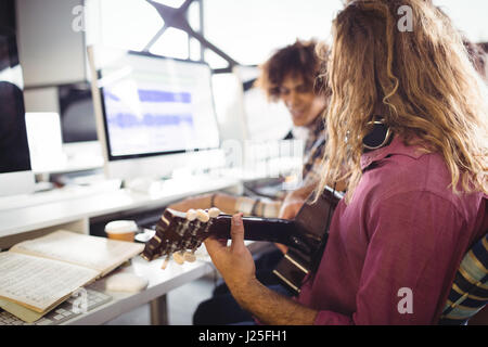 Due tecnici del suono che lavorano insieme in studio Foto Stock