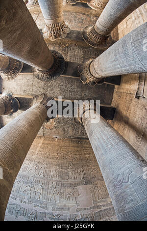 Colonne nell'antico tempio egizio di khnum a esna con sculture in geroglifico Foto Stock