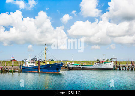 Tradizionali barche da pesca giacenti nel porto di mare del Nord in Nordfriesland, Schleswig-Holstein, Germania Foto Stock