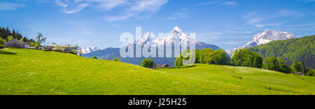 Vista panoramica di idilliaco paesaggio di montagna delle Alpi con fresco verde dei prati in fiore in una bella giornata di sole in primavera, Parco Nazionale Berchte Foto Stock