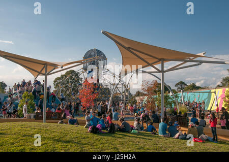 Weekend folla opere di un nuovissimo parco giochi a riserva Booran in Glenhuntly, Melbourne, Australia Foto Stock