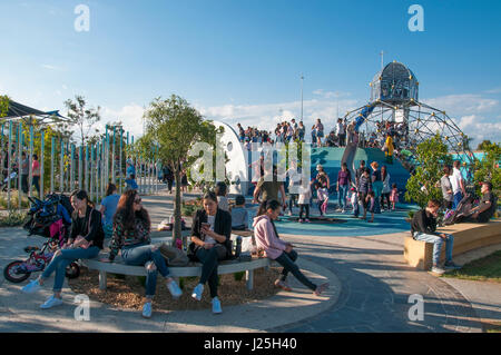 Weekend folla opere di un nuovissimo parco giochi a riserva Booran in Glenhuntly, Melbourne, Australia Foto Stock