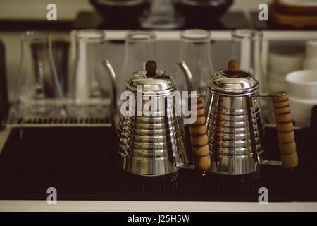 Caraffe metallico sulla tavola in coffee shop Foto Stock