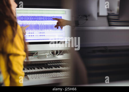 Due tecnici del suono che lavorano insieme in studio Foto Stock