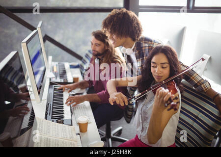 Tre ingegneri del suono che lavorano insieme in studio Foto Stock