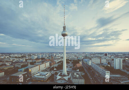 Vista aerea della skyline di Berlino con la famosa torre della TV ad Alexanderplatz e drammatica cloudscape nel crepuscolo durante ore Blu al tramonto con il retro vintage V Foto Stock