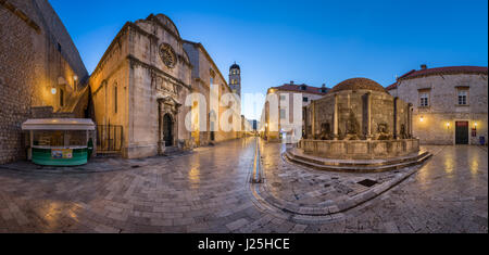 DUBROVNIK CROAZIA - luglio 2, 2014: Panorama di grande Onofrio Fontana e Santo Salvatore Chiesa di sera, Dubrovnik. Nel 1979, la città di Dubrovni Foto Stock
