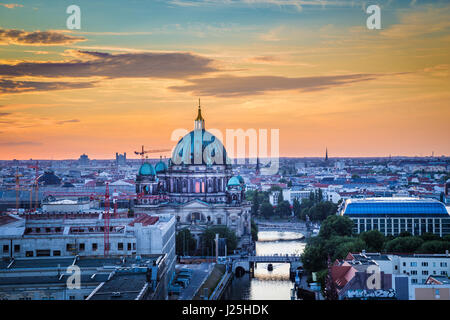 Vista aerea della skyline di Berlino con la famosa cattedrale di Berlino e il fiume Sprea, nel bellissimo golden luce della sera con nuvole al tramonto Foto Stock