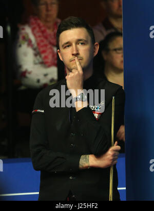 Kyren Wilson in azione contro John Higgins il giorno undici del Betfred Snooker Campionati del mondo al Crucible Theatre, Sheffield. Foto Stock