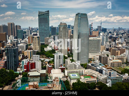 TOKYO, Giappone - 10 giugno: Vista a moderni grattacieli di Roppongi nel quartiere Minato, Tokyo a giugno 10, 2015. Questo quartiere è ben noto come la città m Foto Stock