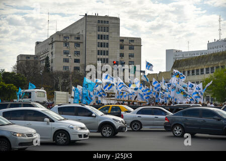 Buenos Aires, Argentina. 31 ott 2016. Le persone si radunano vicino al Comodoro Py courthouse in Buenos Aires durante l'ex-presidente della Repubblica Argentina Cristina Fernandez de Kirchner prova in connessione con indagini di corruzione. Foto Stock