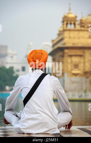 Un pellegrino Sikh guardando il Tempio Dorato, Amritsar Punjab, India Foto Stock