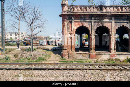 Fatiscente in disuso in mattoni rossi a bordo pista ex stazione ferroviaria Edificio, Rampur, Uttar Pradesh, India settentrionale sul Kathgdam alla linea di Delhi Foto Stock