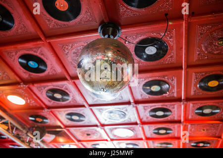 Dettaglio della sfera dello specchio attaccato al soffitto rosso con 12' dischi in vinile incorporato in essa, nella sala principale a Molotow club di Amburgo. Foto Stock