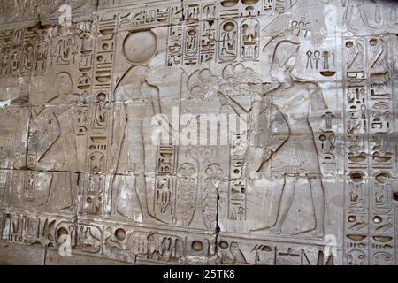 Valvola limitatrice a Karnak che mostra un oblazione di primizie da Ramesse lV per un falco intitolata Khonsu Foto Stock