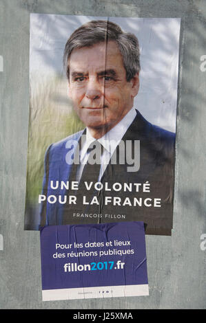 Elezioni presidenziali francesi 2017. Campagna di manifesti per François Fillon, il francese Partito Repubblicano candidato e un ex Primo ministro di Francia. Foto Stock