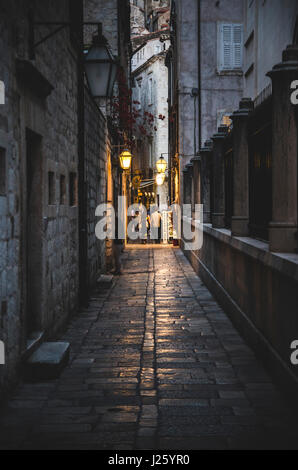 Illuminato il vicolo di pietra al crepuscolo, Dubrovnik, Croazia Foto Stock