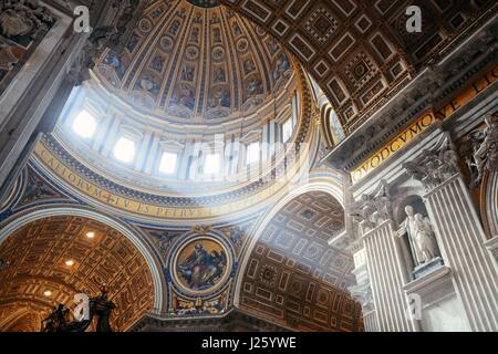 La Basilica di San Pietro interno con fascio di luce nella Città del Vaticano. Foto Stock