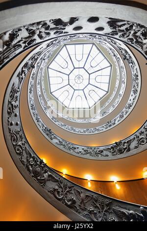 Una scalinata a spirale nel Museo del Vaticano. Foto Stock